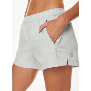 Aritzia TNA TnAction Versal Mid-Rise Hiking Shorts‎ in Soft Rain Grey